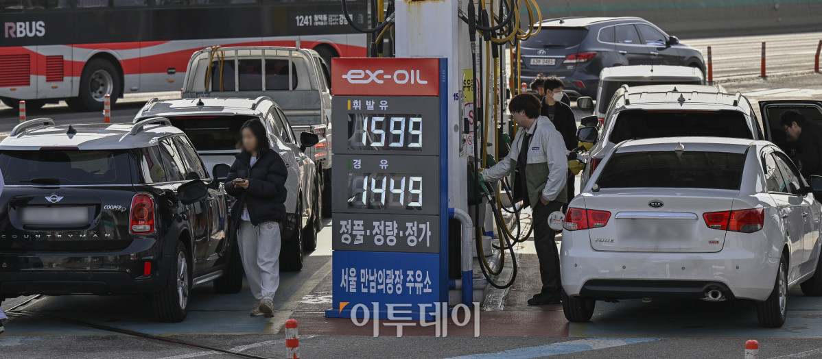 ▲국내 주유소 휘발유와 경유의 주간 평균 가격이 9주 연속 동반 하락했다. 한국석유공사 유가정보시스템 오피넷에 따르면 4월 둘째 주 전국 주유소 휘발유 평균 판매가는 직전 주 대비 리터 당 6.5원 내린 1658.6원을 기록했다. 경유 평균 판매 가격은 전주 대비 6.9원 내린 1524.7원을 기록했다. 13일 서울 만남의광장 주유소 유가정보가 게시돼 있다. 조현호 기자 hyunho@
