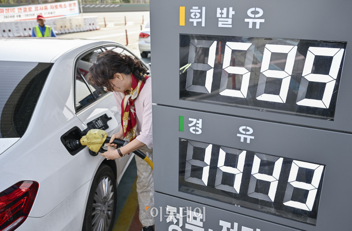 ▲국내 주유소 휘발유와 경유의 주간 평균 가격이 9주 연속 동반 하락했다. 한국석유공사 유가정보시스템 오피넷에 따르면 4월 둘째 주 전국 주유소 휘발유 평균 판매가는 직전 주 대비 리터 당 6.5원 내린 1658.6원을 기록했다. 경유 평균 판매 가격은 전주 대비 6.9원 내린 1524.7원을 기록했다. 13일 서울 만남의광장 주유소 유가정보가 게시돼 있다. 조현호 기자 hyunho@