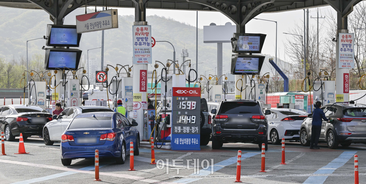▲국내 주유소 휘발유와 경유의 주간 평균 가격이 9주 연속 동반 하락했다. 한국석유공사 유가정보시스템 오피넷에 따르면 4월 둘째 주 전국 주유소 휘발유 평균 판매가는 직전 주 대비 리터 당 6.5원 내린 1658.6원을 기록했다. 경유 평균 판매 가격은 전주 대비 6.9원 내린 1524.7원을 기록했다. 13일 서울 만남의광장 주유소 유가정보가 게시돼 있다. 조현호 기자 hyunho@