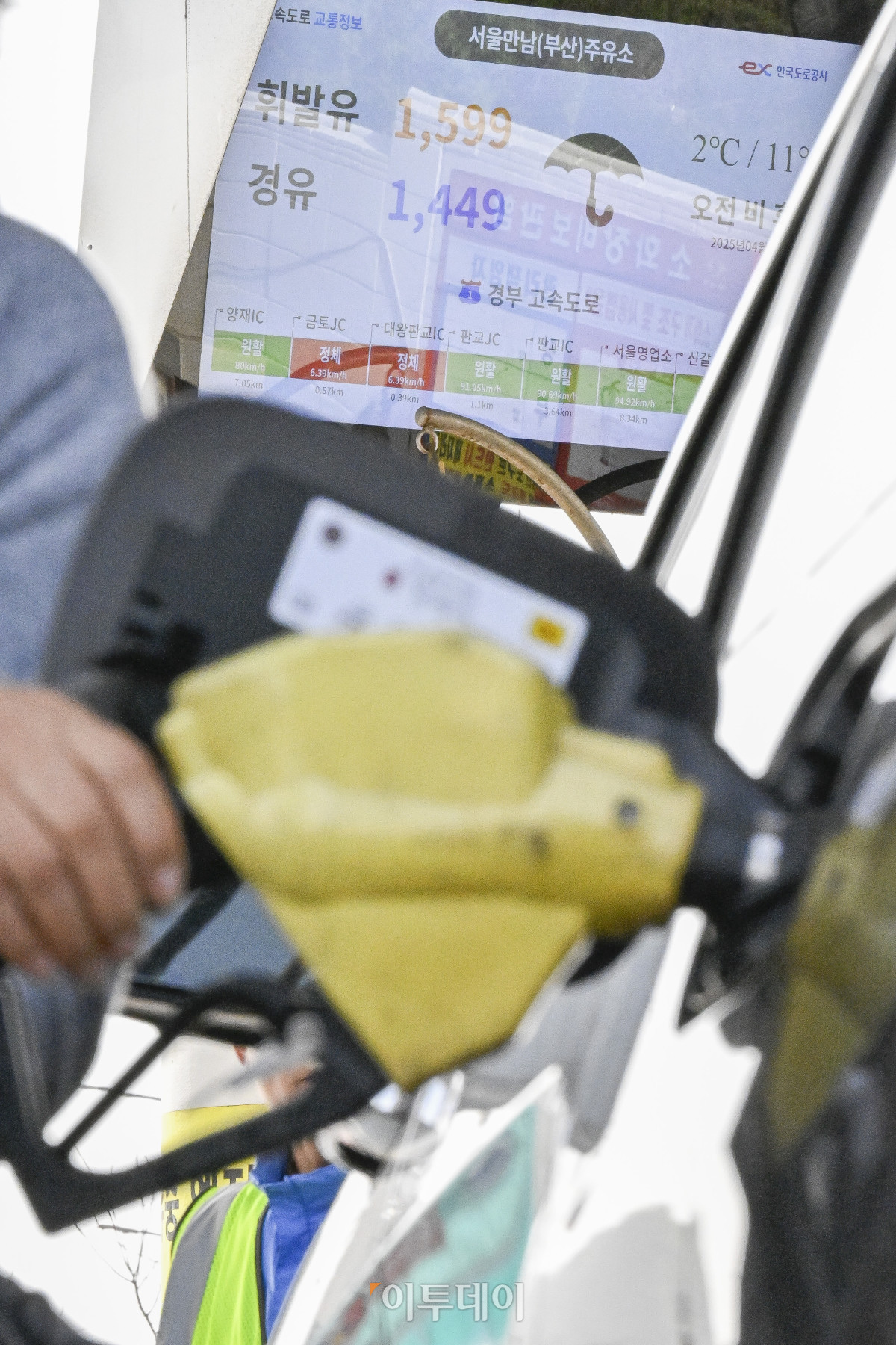 ▲국내 주유소 휘발유와 경유의 주간 평균 가격이 9주 연속 동반 하락했다. 한국석유공사 유가정보시스템 오피넷에 따르면 4월 둘째 주 전국 주유소 휘발유 평균 판매가는 직전 주 대비 리터 당 6.5원 내린 1658.6원을 기록했다. 경유 평균 판매 가격은 전주 대비 6.9원 내린 1524.7원을 기록했다. 13일 서울 만남의광장 주유소 유가정보가 게시돼 있다. 조현호 기자 hyunho@