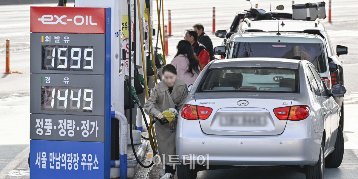 ▲국내 주유소 휘발유와 경유의 주간 평균 가격이 9주 연속 동반 하락했다. 한국석유공사 유가정보시스템 오피넷에 따르면 4월 둘째 주 전국 주유소 휘발유 평균 판매가는 직전 주 대비 리터 당 6.5원 내린 1658.6원을 기록했다. 경유 평균 판매 가격은 전주 대비 6.9원 내린 1524.7원을 기록했다. 13일 서울 만남의광장 주유소 유가정보가 게시돼 있다. 조현호 기자 hyunho@