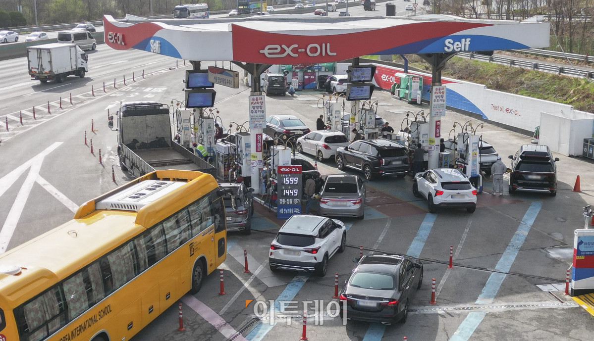 ▲국내 주유소 휘발유와 경유의 주간 평균 가격이 9주 연속 동반 하락했다. 한국석유공사 유가정보시스템 오피넷에 따르면 4월 둘째 주 전국 주유소 휘발유 평균 판매가는 직전 주 대비 리터 당 6.5원 내린 1658.6원을 기록했다. 경유 평균 판매 가격은 전주 대비 6.9원 내린 1524.7원을 기록했다. 13일 서울 만남의광장 주유소 유가정보가 게시돼 있다. 조현호 기자 hyunho@