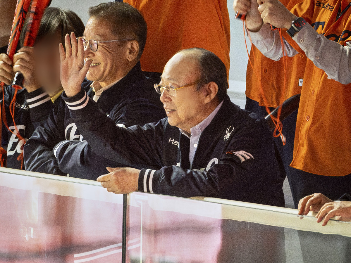 ▲김승연 한화그룹 회장이 이글스 경기를 찾은 팬들과 인사하고 있다. (사진제공-한화그룹)