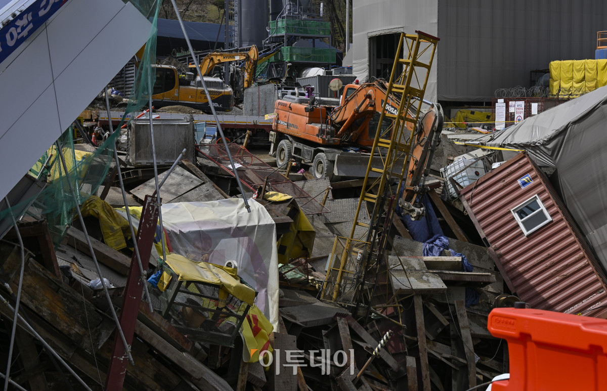 ▲신안산선 복선전철 5-2공구 현장 붕괴 사고 발생 사흘째인 13일 경기 광명시 신안산선 지하터널 공사 현장이 통제되고 있다. 앞서 11일 오후 3시13분 포스코이앤씨가 시공하는 신안산선 복선전철 5-2공구 지하터널 내부 가운데 기둥에 균열이 발생하면서 지하 공사 현장과 상부 도로 50m가량이 붕괴했다. 이 사고로 1명이 고립됐다가 구조됐으며, 1명이 실종됐다. 당시 현장에는 작업자 18명이 있었는데 나머지 16명은 무사히 대피했다. 조현호 기자 hyunho@