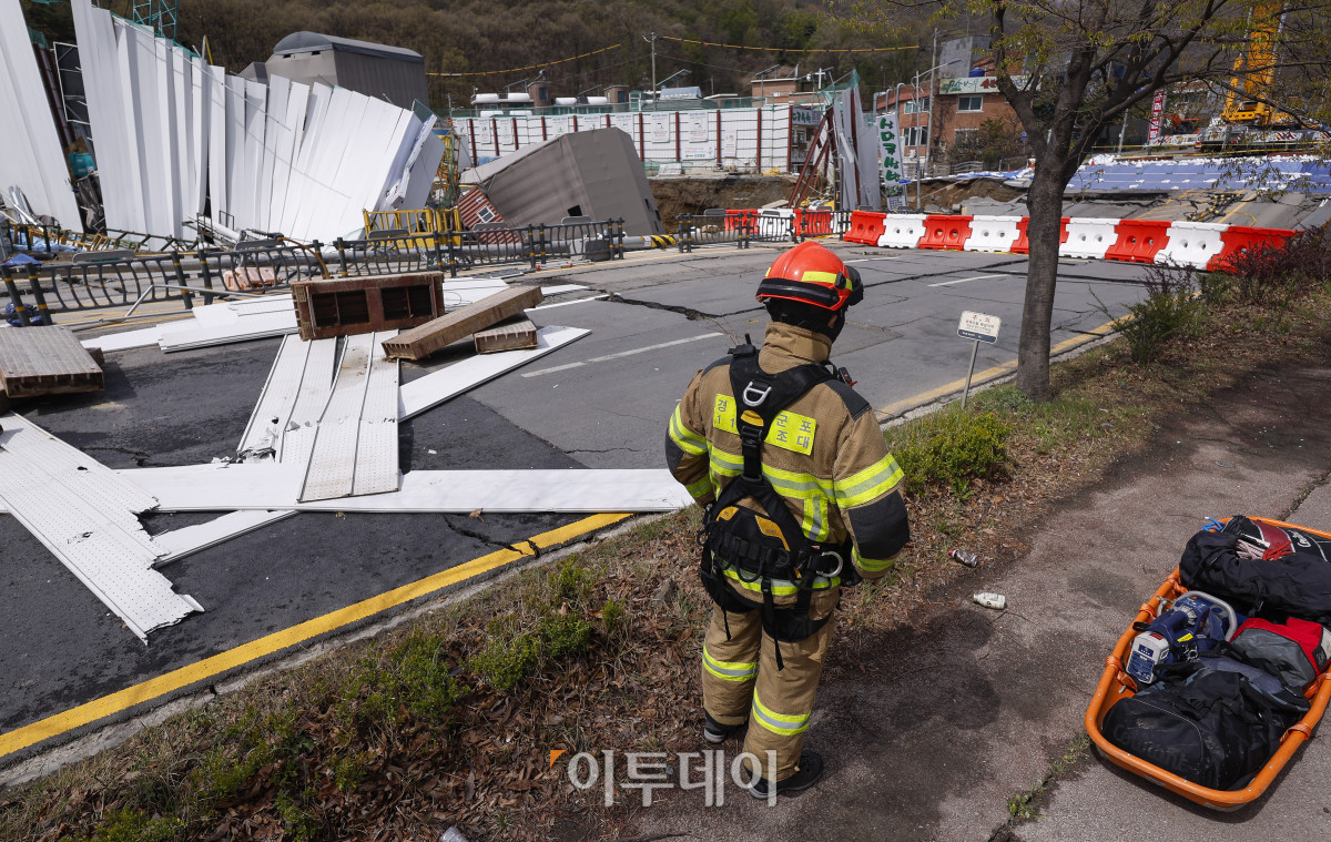 ▲신안산선 복선전철 5-2공구 현장 붕괴 사고 발생 사흘째인 13일 경기 광명시 신안산선 지하터널 공사 현장이 통제되고 있다. 앞서 11일 오후 3시13분 포스코이앤씨가 시공하는 신안산선 복선전철 5-2공구 지하터널 내부 가운데 기둥에 균열이 발생하면서 지하 공사 현장과 상부 도로 50m가량이 붕괴했다. 이 사고로 1명이 고립됐다가 구조됐으며, 1명이 실종됐다. 당시 현장에는 작업자 18명이 있었는데 나머지 16명은 무사히 대피했다. 조현호 기자 hyunho@