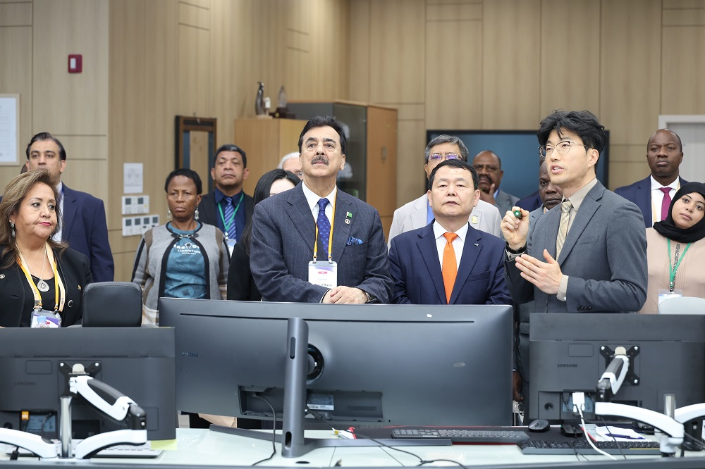 ▲4월 11일, 국제국회의장회의 대표단 12명이 경기도 과천 한국수자원공사 한강유역본부 물종합상황실을 방문해, 과학적 물관리 시스템을 살펴보고 있다. (사진 앞줄 오른쪽 두 번째부터 윤석대 한국수자원공사 사장, 유수프 라자 길라니(Yousuf Raza Gillani) 국제국회의장회의 의장) (한국수자원공사)