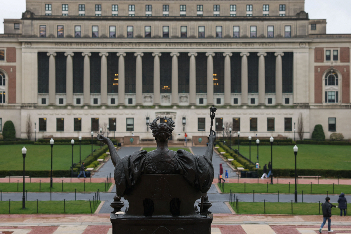 ▲12일(현지시간) 미국 뉴욕에서 컬럼비아대학교 메인컴퍼스를 학생들이 거닐고 있다. 로이터연합뉴스