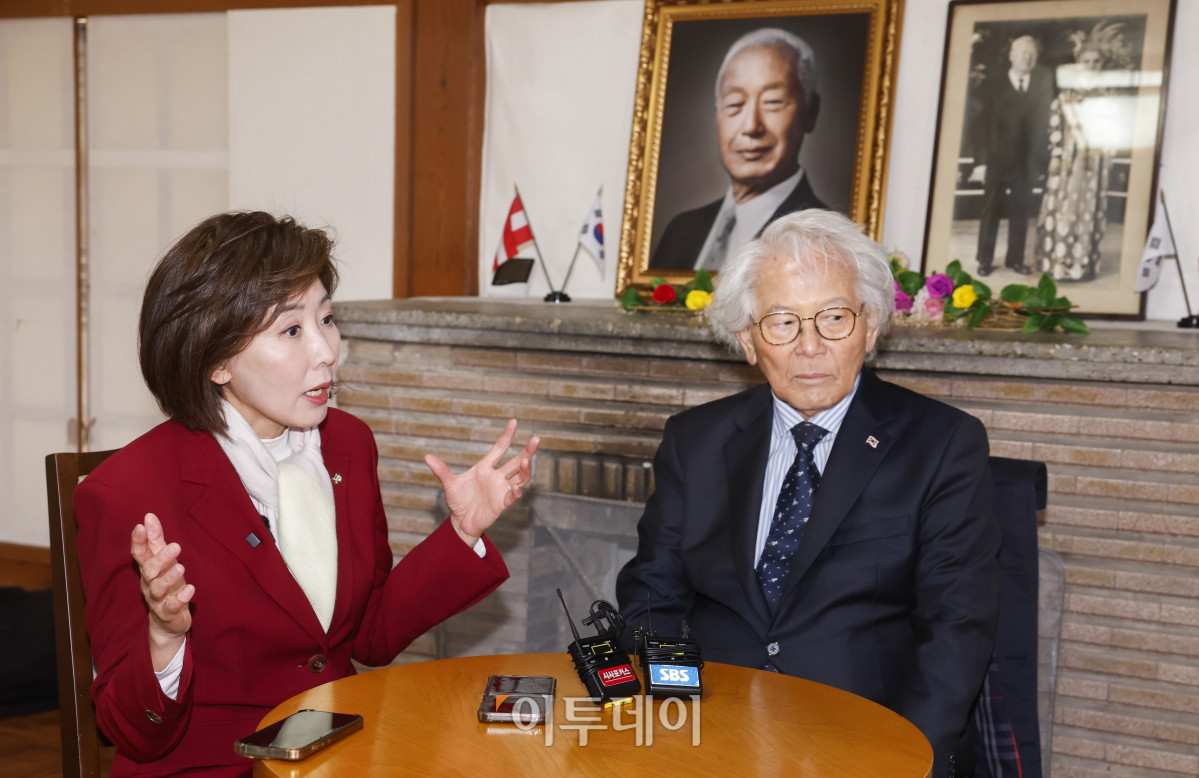 ▲나경원(왼쪽) 국민의힘 의원과 이영일 전 국회의원이 13일 서울 종로구 이화장에서 환담을 하고 있다. 조현호 기자 hyunho@