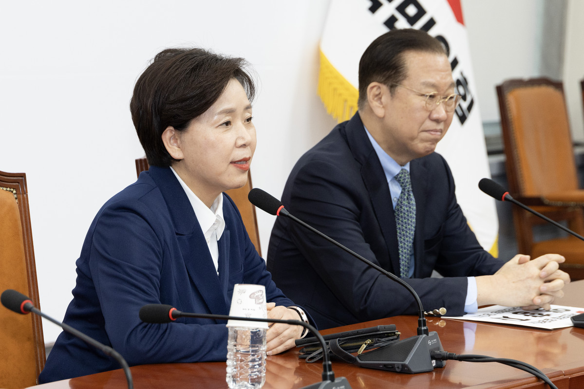 ▲양향자 전 의원이 10일 오후 서울 여의도 국회에서 권영세(오른쪽) 국민의힘 비상대책위원장에게 입당원서를 전달하고 소감을 밝히고 있다. (뉴시스)