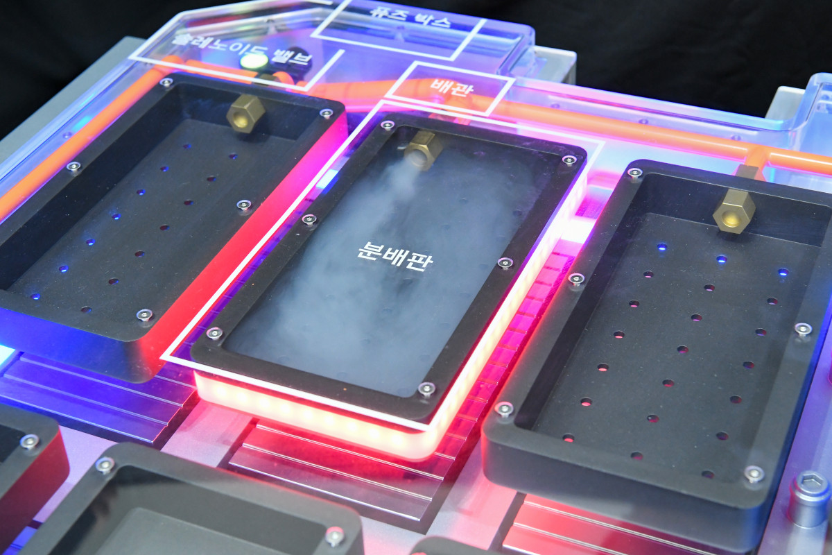 ▲현대모비스가 열폭주를 방지하기 위해 개발한 배터리시스템 모형. 발화 지점에 소화약제를 강한 압력으로 분사해 화재를 진압할 수 있다. (사진=현대모비스)