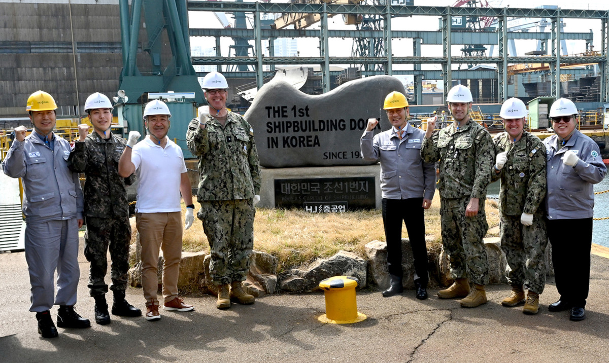 ▲닐 코프로스키 주한미해군사령관(왼쪽 네 번째)과 유상철 HJ중공업 대표이사(오른쪽 네 번째)가 10일 영도조선소에서 상호 협력 방안을 논의했다. (사진제공=HJ중공업)