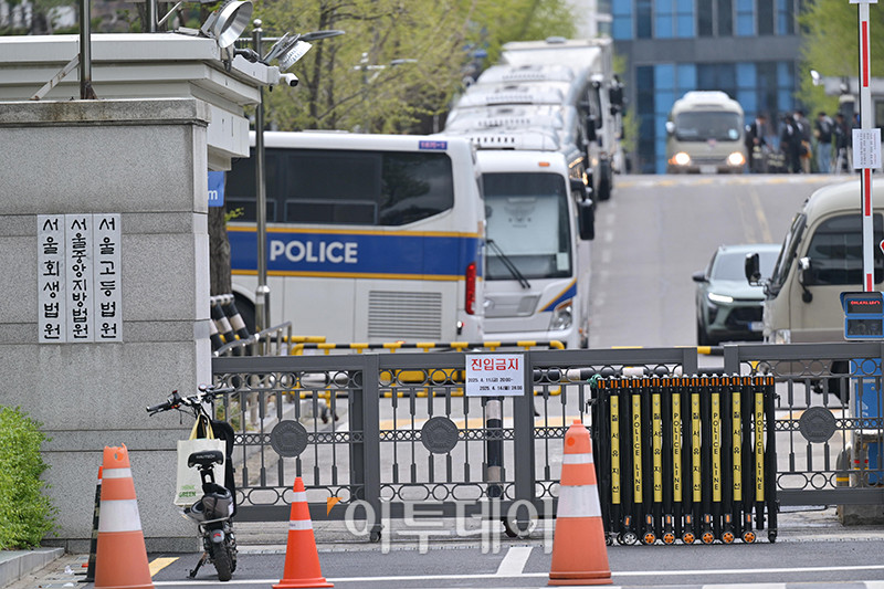 ▲윤석열 전 대통령의 내란 혐의 첫 형사 재판이 열리는 14일 서울중앙지방법원 입구가 통제되고 있다. 법원은 지난 11일 밤부터 이날 자정까지 필수업무 차량을 제외한 차량의 출입을 금지하는 등 청사 보안을 강화했다. 사진공동취재단