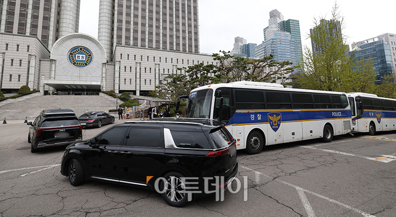 ▲내란 우두머리 혐의로 기소된 윤석열 전 대통령의 첫 정식 형사재판이 열리는 14일 오전 윤 전 대통령이 탑승한 차량이 서울 서초구 서울중앙지방법원 지하주차장으로 들어가고 있다. 사진공동취재단