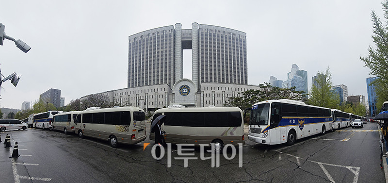 ▲내란 우두머리 혐의로 기소된 윤석열 전 대통령의 첫 정식 형사재판이 열리는 14일 오전 윤 전 대통령이 탑승한 차량이 서울 서초구 서울중앙지방법원 지하주차장으로 들어간 뒤 입구가 통제되고 있다./2025.4.14 사진공동취재단내란 우두머리 혐의로 기소된 윤석열 전 대통령의 첫 정식 형사재판이 열리는 14일 윤 전 대통령이 탑승한 차량이 서울 서초구 서울중앙지방법원 지하주차장으로 들어간 뒤 입구가 통제되고 있다. 사진공동취재단
