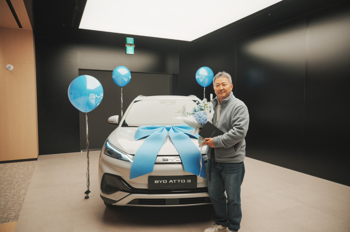 ▲14일 BYD 안양전시장에서 전시장 1호 고객과 함께 BYD 아토 3 차량 인도식이 진행됐다. (사진=BYD코리아)