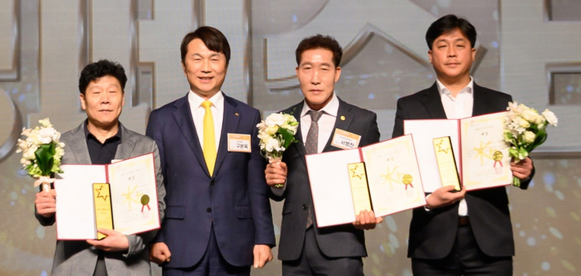 ▲구본욱(왼쪽에서 두번째) KB손해보험 사장과 2025 협력업체 연도대상 수상자들이 11일 서울 서초구 JW메리어트 호텔 서울 그랜드볼룸에서 ‘2025 상생 페스티벌’ 행사에서 기념사진을 찍고 있다. (사진제공=KB손해보험)