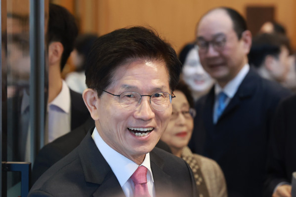 ▲제21대 대통령 선거 출마를 선언한 김문수 전 고용노동부 장관이 13일 서울 서초구 양재온누리교회에서 예배를 마치고 이동하고 있다. (연합뉴스)