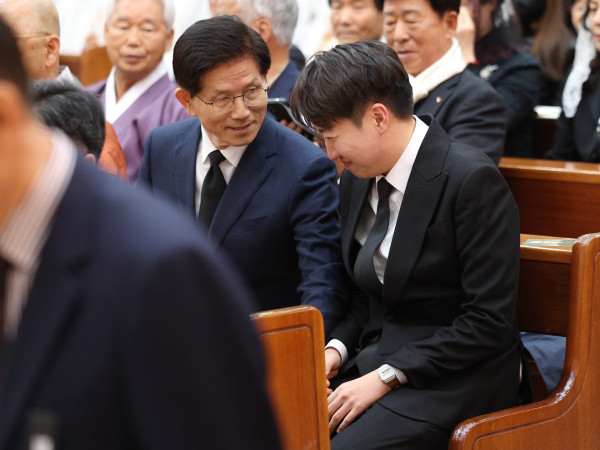 ▲<YONHAP PHOTO-6066> 안동서 만난 김문수-이준석    (안동=연합뉴스) 윤관식 기자 = 대선 출마를 선언한 김문수 전 고용노동부 장관(왼쪽)과 개혁신당 이준석 대선 예비후보가 14일 경북 안동시 목성동주교좌성당에서 엄수된 두봉 레나도(프랑스명 르네 뒤퐁) 주교 장례미사에서 만나 인사를 나누고 있다. 2025.4.14    psik@yna.co.kr/2025-04-14 11:25:34/<저작권자 ⓒ 1980-2025 ㈜연합뉴스. 무단 전재 재배포 금지, AI 학습 및 활용 금지>