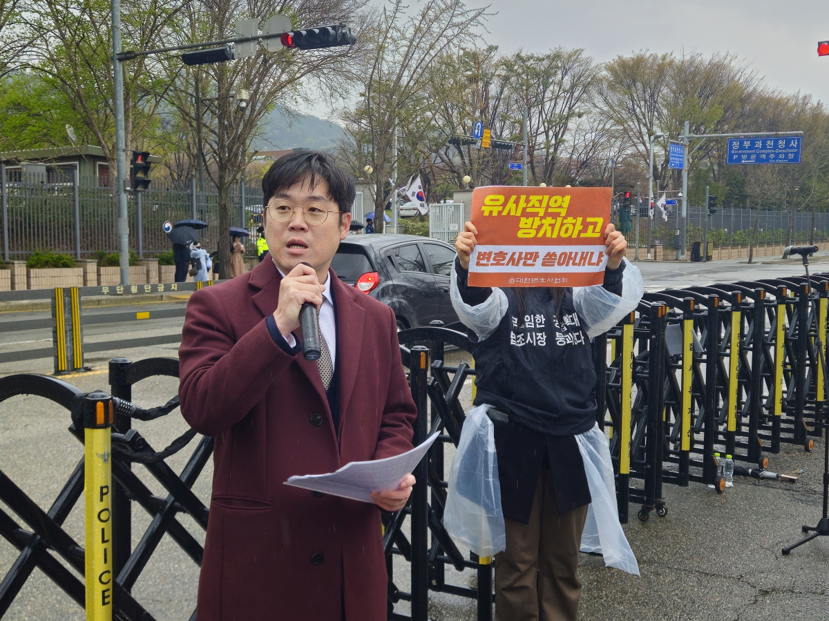 ▲김정욱 대한변협 협회장이 14일 정부과천청사 법무부 정문 앞에서 열린 '변호사 배출 수 감축을 위한 집회'에서 발언하고 있다. (사진제공=대한변호사협회)