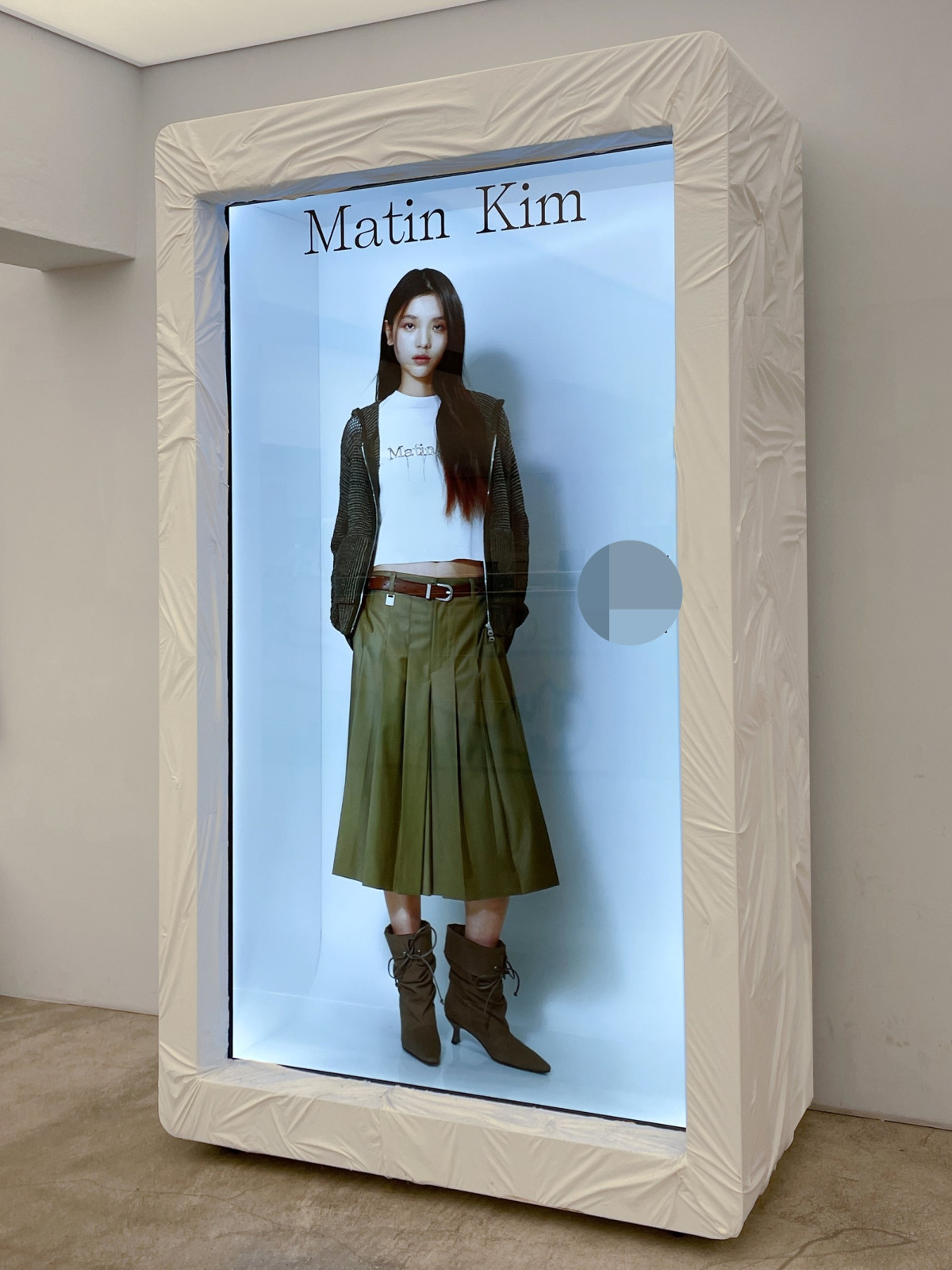 ▲마뗑킴 성수 플래그십 스토어의 3D 홀로그램 디스플레이. (사진제공=하고하우스)