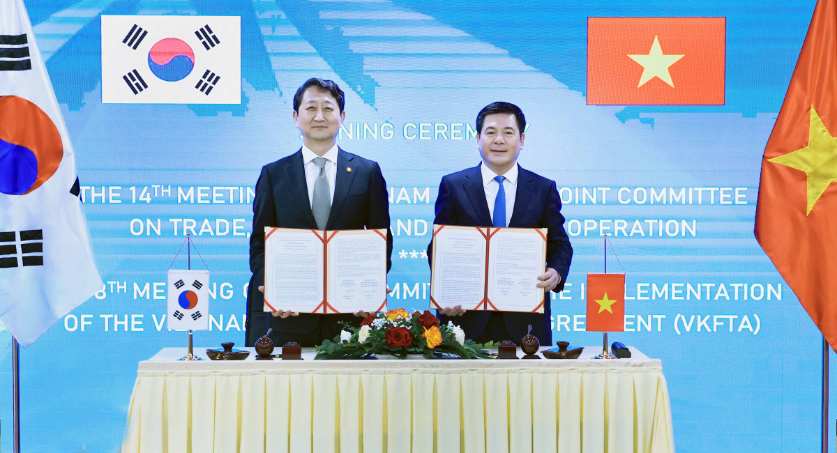 ▲안덕근 산업통상자원부 장관이 14일(현지시간) 베트남 하노이 산업무역부에서 응우옌 홍 디엔(Nguyen Hong Dien) 베트남 산업무역부 장관과 '제143차 한-베트남 산업공동위원회 및 제8차 한-베트남 FTA 공동위원회 합의의사록 서명식'을 가진 후 기념 촬영을 하고 있다. (사진제공=산업통상자원부)