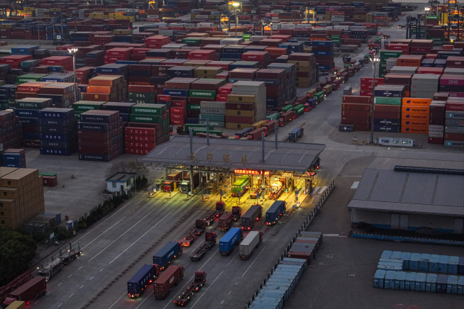 ▲8일 중국 장쑤성 난징시의 한 항구에서 선적 컨테이너 등이 보이고 있다. 장쑤성(중국)/AFP연합뉴스