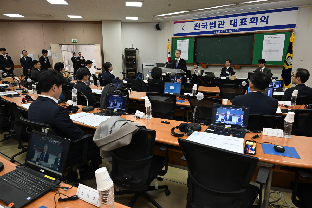 ▲ 조희대 대법원장이 14일 경기도 일산 사법연수원에서 열린 전국 법관 대표회의 올해 첫 정기회의에 참석해 발언하고 있다. (사진 제공 = 대법원)