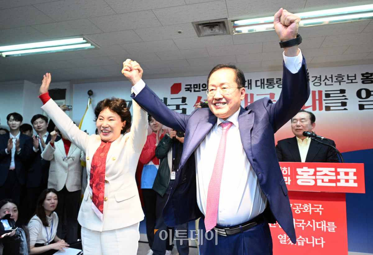 ▲홍준표(오른쪽) 전 대구시장이 14일 서울 여의도 대하빌딩에서 선거 캠프 사무소에서 제21대 대통령 선거 출마 선언을 하며 부인 이순삼 씨와 함께 손을 들어보이고 있다. 조현호 기자 hyunho@