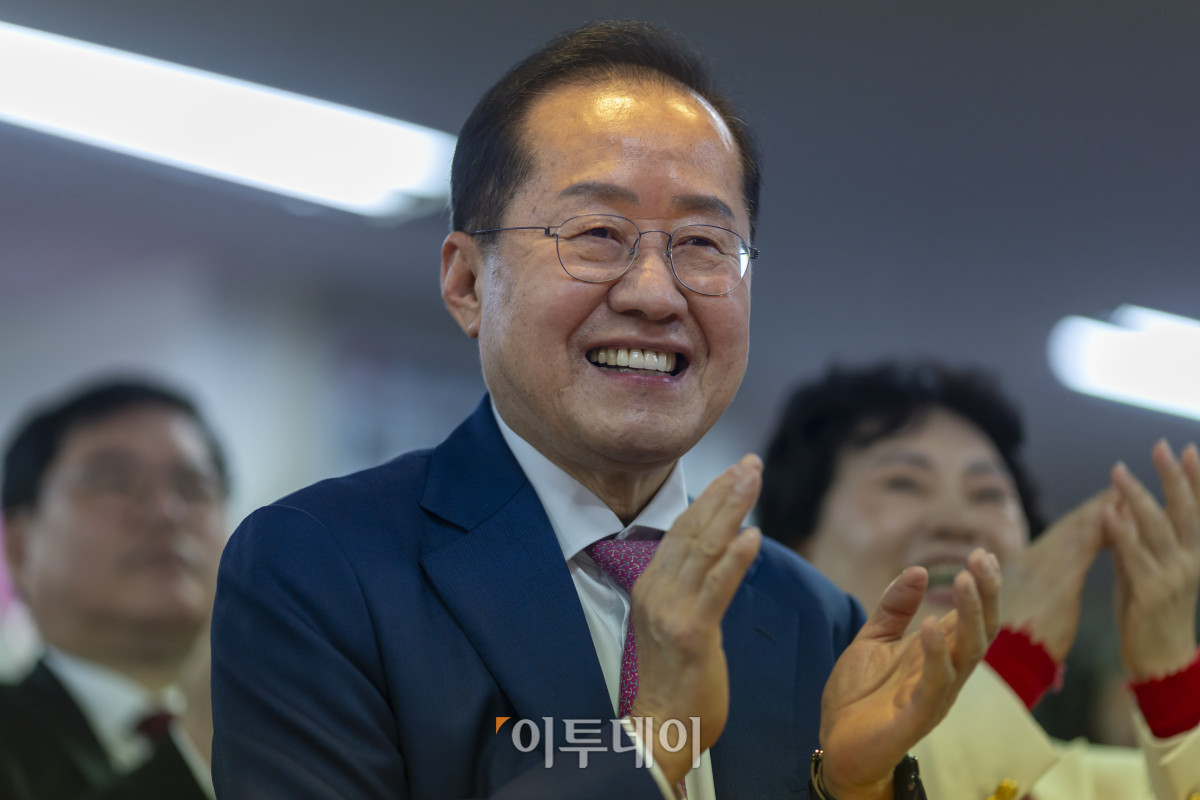 ▲홍준표 전 대구시장이 14일 서울 여의도 대하빌딩에서 선거 캠프 사무소에서 제21대 대통령 선거 출마 선언을 앞두고 박수를 치고 있다. (조현호 기자 hyunho@)