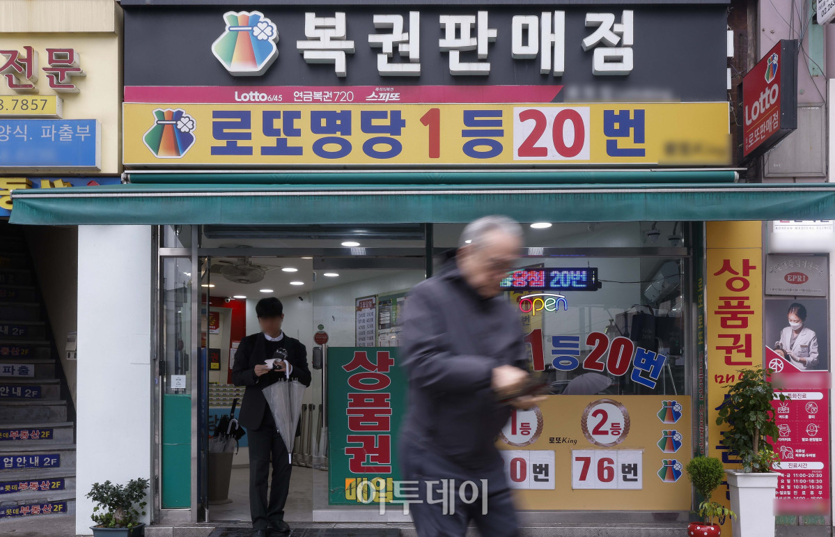▲지난해 복권을 구매한 가구가 7가구 중 1가구꼴로, 323만 가구를 넘어서며 역대 최대치를 기록했다. 14일 통계청 마이크로데이터에 따르면 지난해 복권 구매 가구는 323만 555가구로 전년(277만 9623가구)보다 16.2% 급증했다. 복권 구매 가구가 300만 가구를 넘어선 것은 이번이 처음이다. 지난해 복권 구매 가구 비중은 14.7%(약 7가구 중 1가구)로, 2019년 13.6% 이후 가장 높은 수준을 보였다. 이날 서울 시내 한 복권판매점 모습. 조현호 기자 hyunho@