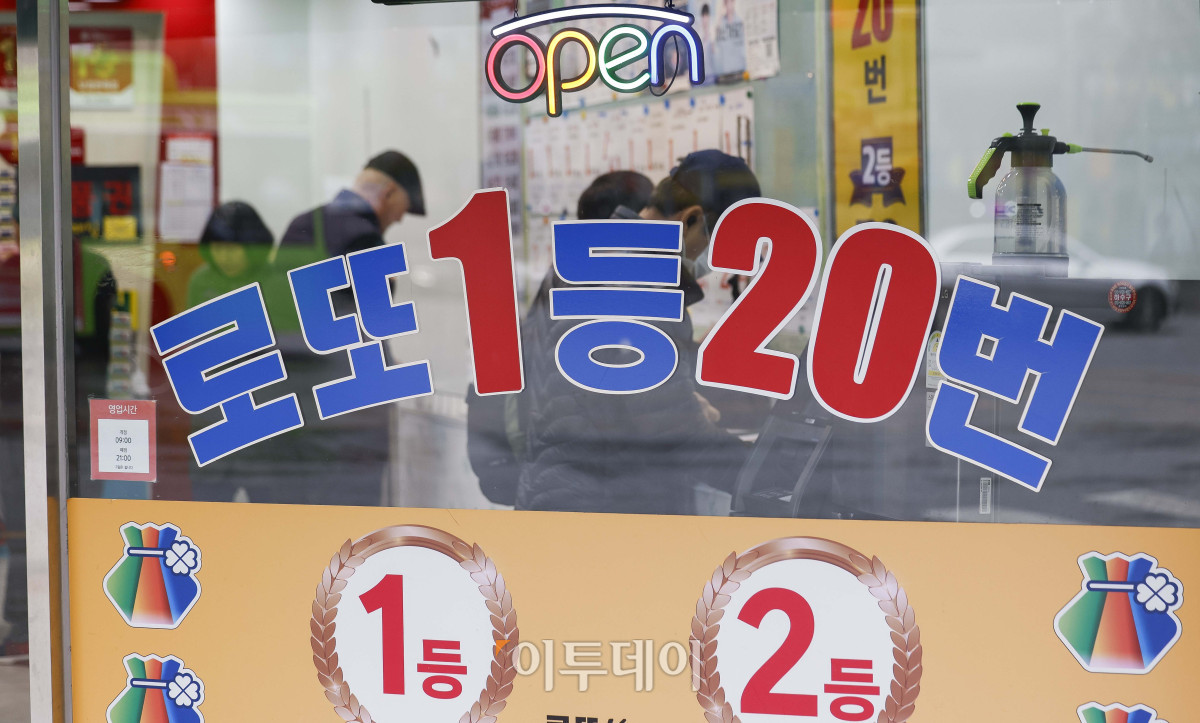 ▲서울 시내 한 복권판매점을 찾은 시민들이 복권을 구매하고 있다. 조현호 기자 hyunho@