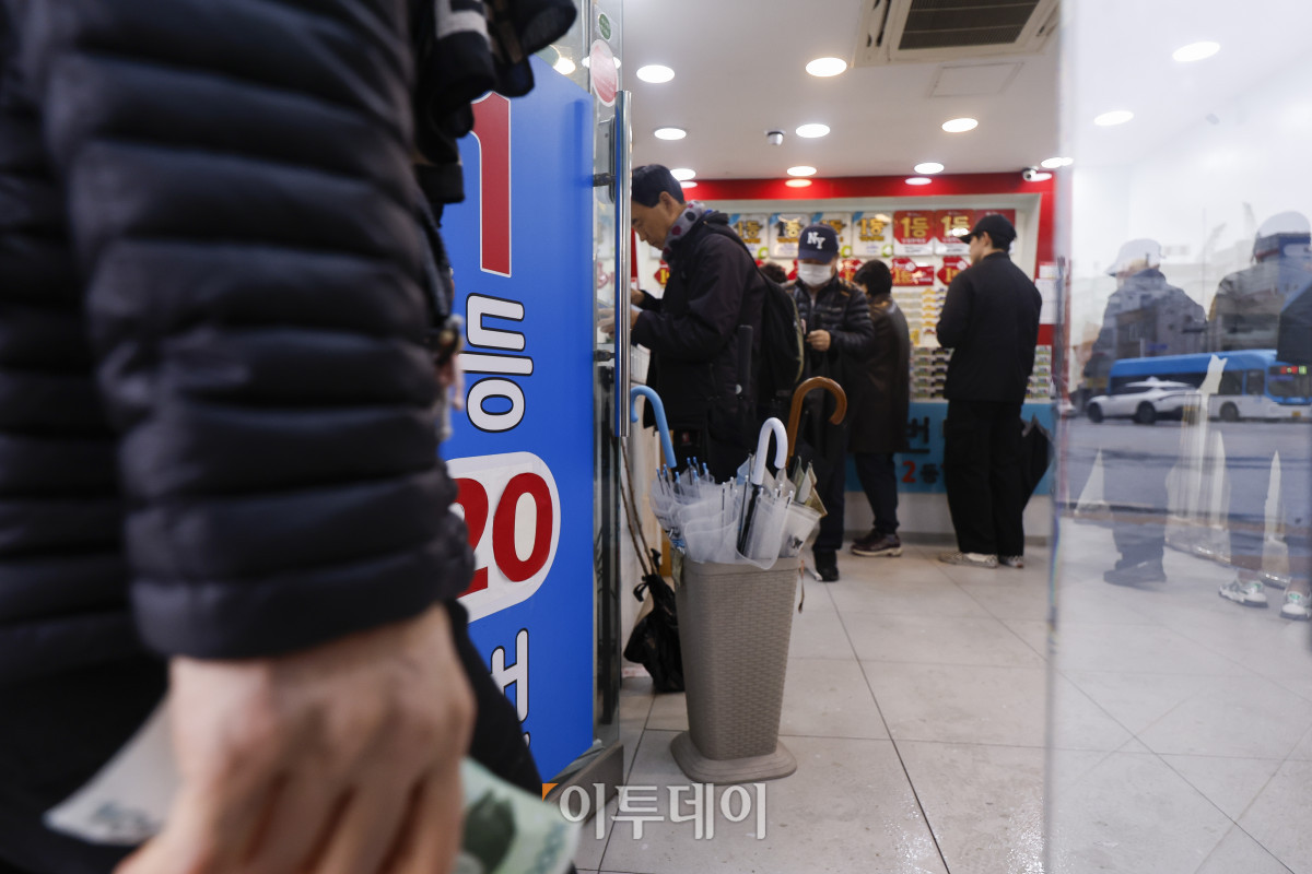 ▲지난해 복권을 구매한 가구가 7가구 중 1가구꼴로, 323만 가구를 넘어서며 역대 최대치를 기록했다. 14일 통계청 마이크로데이터에 따르면 지난해 복권 구매 가구는 323만 555가구로 전년(277만 9623가구)보다 16.2% 급증했다. 복권 구매 가구가 300만 가구를 넘어선 것은 이번이 처음이다. 지난해 복권 구매 가구 비중은 14.7%(약 7가구 중 1가구)로, 2019년 13.6% 이후 가장 높은 수준을 보였다. 이날 서울 시내 한 복권판매점을 찾은 시민들이 복권을 구매하고 있다. 조현호 기자 hyunho@