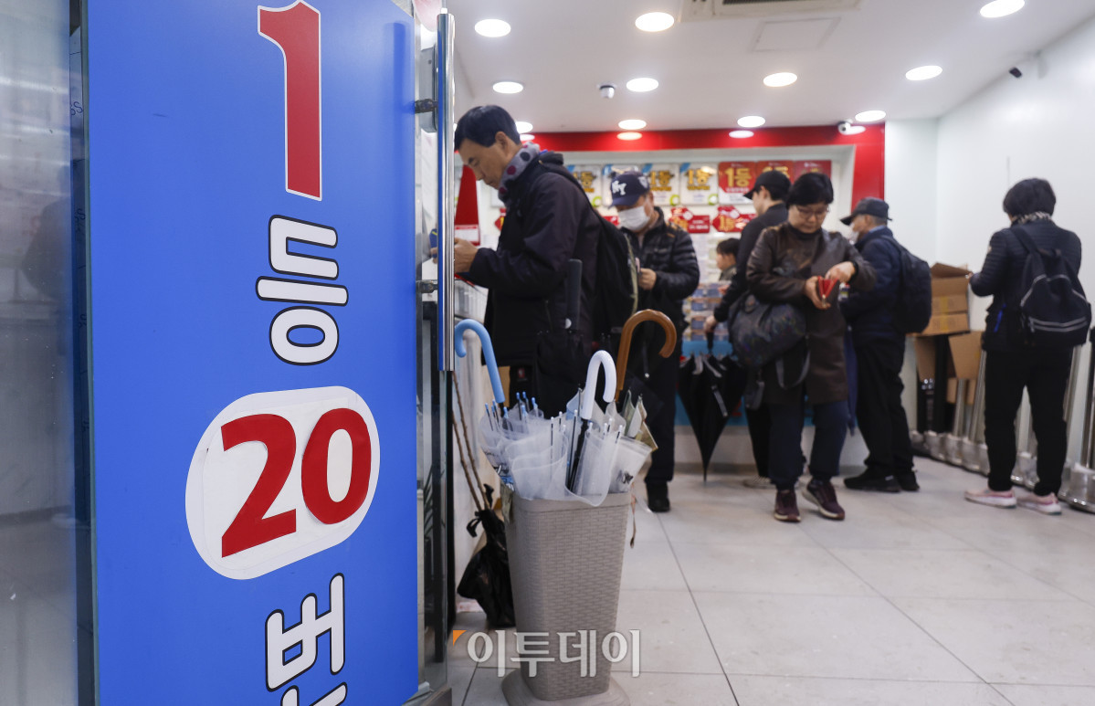 ▲지난해 복권을 구매한 가구가 7가구 중 1가구꼴로, 323만 가구를 넘어서며 역대 최대치를 기록했다. 14일 통계청 마이크로데이터에 따르면 지난해 복권 구매 가구는 323만 555가구로 전년(277만 9623가구)보다 16.2% 급증했다. 복권 구매 가구가 300만 가구를 넘어선 것은 이번이 처음이다. 지난해 복권 구매 가구 비중은 14.7%(약 7가구 중 1가구)로, 2019년 13.6% 이후 가장 높은 수준을 보였다. 이날 서울 시내 한 복권판매점을 찾은 시민들이 복권을 구매하고 있다. 조현호 기자 hyunho@