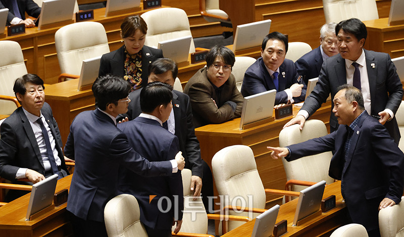 ▲14일 서울 여의도 국회 본회의에서 열린 정치·외교·통일·안보 분야 대정부질문에서 김원 더불어민주당 의원과 권영진 국민의힘 의원을 비롯한 여야 의원들이 언쟁을 하고 있다. 고이란 기자 photoeran@