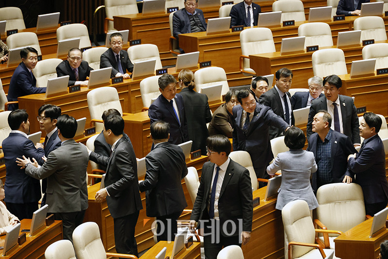 ▲14일 서울 여의도 국회 본회의에서 열린 정치·외교·통일·안보 분야 대정부질문에서 김원 더불어민주당 의원과 권영진 국민의힘 의원을 비롯한 여야 의원들이 언쟁을 하고 있다. 고이란 기자 photoeran@