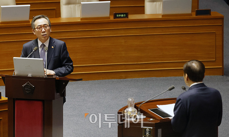 ▲조태열 외교부 장관이 14일 서울 여의도 국회 본회의에서 열린 정치·외교·통일·안보 분야 대정부질문에서 의원 질의에 답하고 있다. 고이란 기자 photoeran@