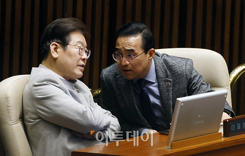 ▲이재명(왼쪽) 전 더불어민주당 대표와 박홍근 의원이 14일 서울 여의도 국회 본회의에서 열린 정치·외교·통일·안보 분야 대정부질문에서 대화하고 있다. 고이란 기자 photoeran@