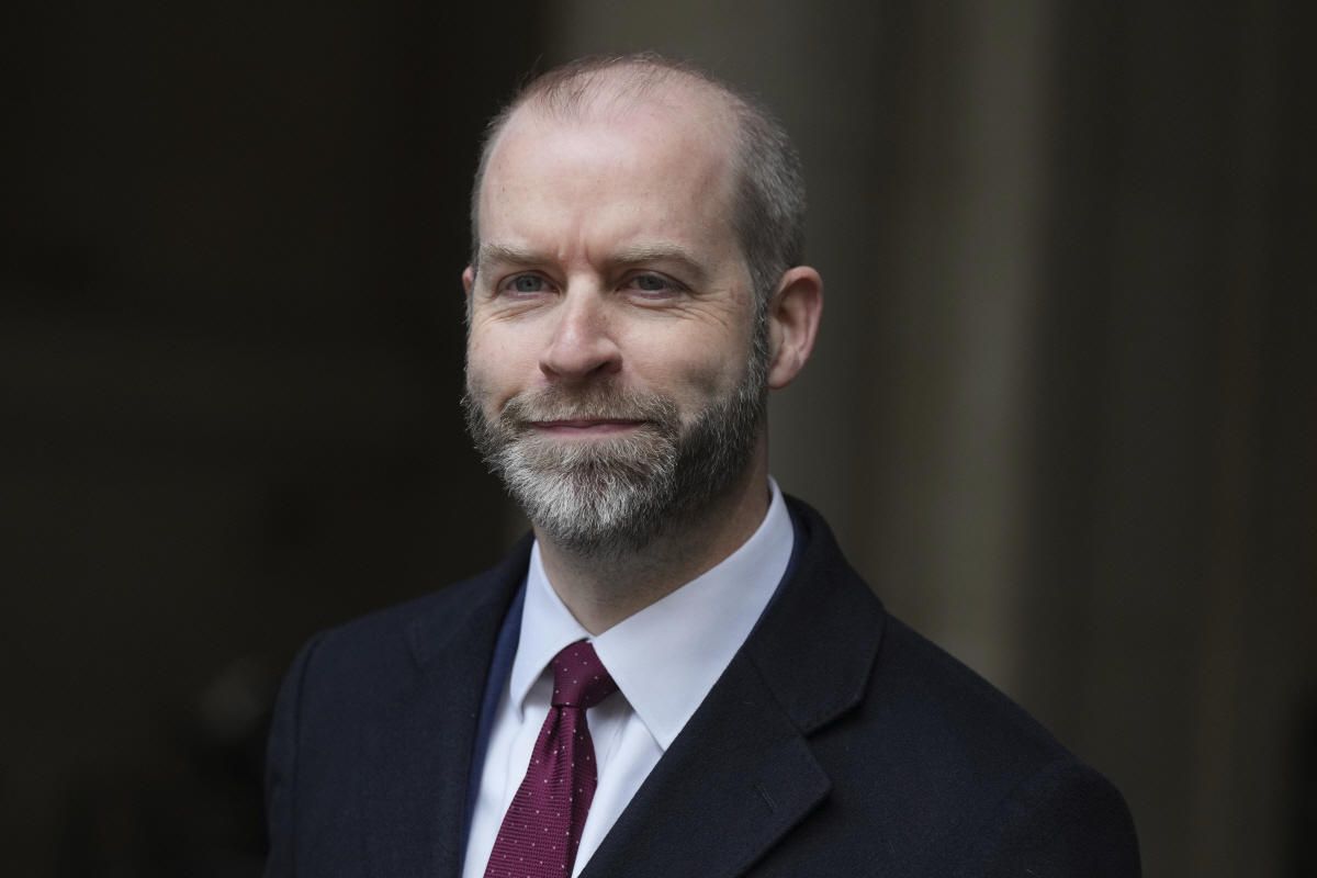 ▲조너선 레이놀즈 영국 산업통상장관이 지난달 25일(현지시간) 영국 런던 다우닝 스트리트에서 내각 회의에 참석하기 위해 도착하고 있다. 런던/AP연합뉴스