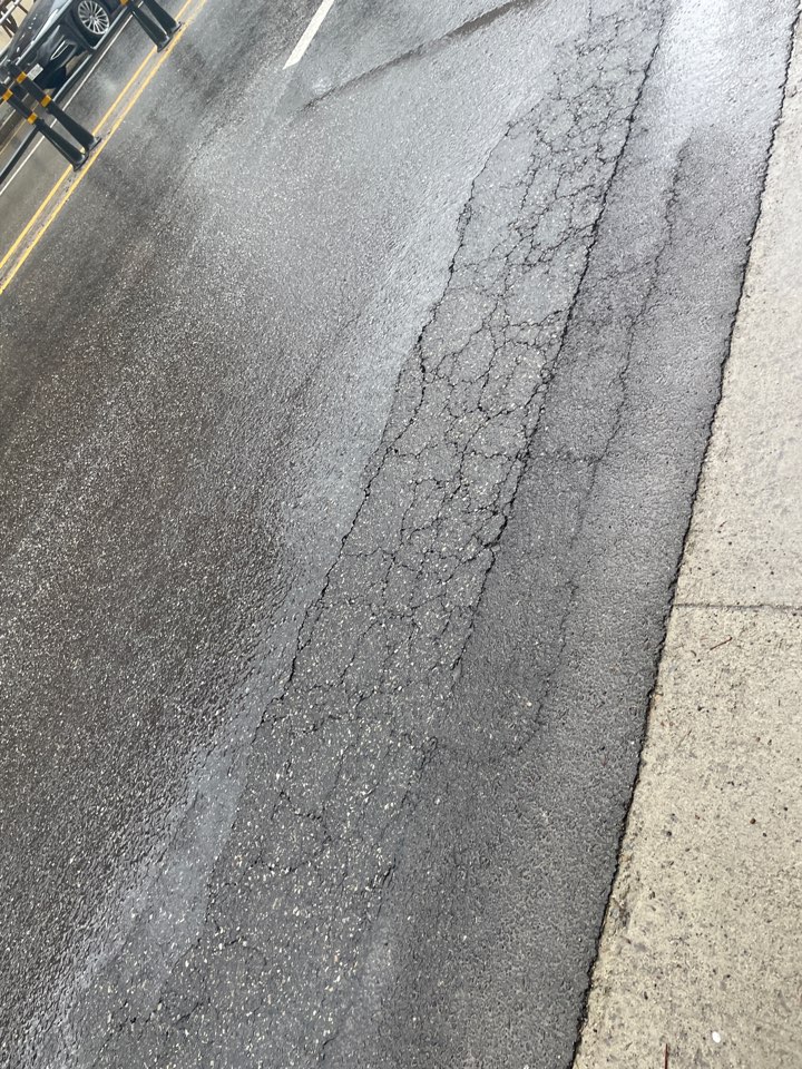 ▲14일 오후 서울 관악구 삼성동 재개발구역 인근 차도에서 균열이 발생해 도로가 일부 통제됐다. (사진=독자 제공)