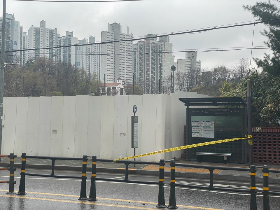 ▲14일 오후 서울 관악구 삼성동 재개발구역 인근 차도에서 균열이 발생해 도로가 일부 통제됐다. (사진=독자 제공)