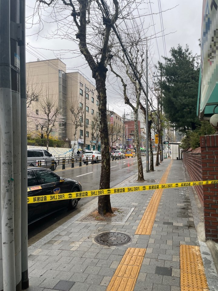 ▲14일 오후 서울 관악구 삼성동 재개발구역에서 차도에 균열이 발생해 도로 일부가 통제되고 있다. (사진=독자 제공)