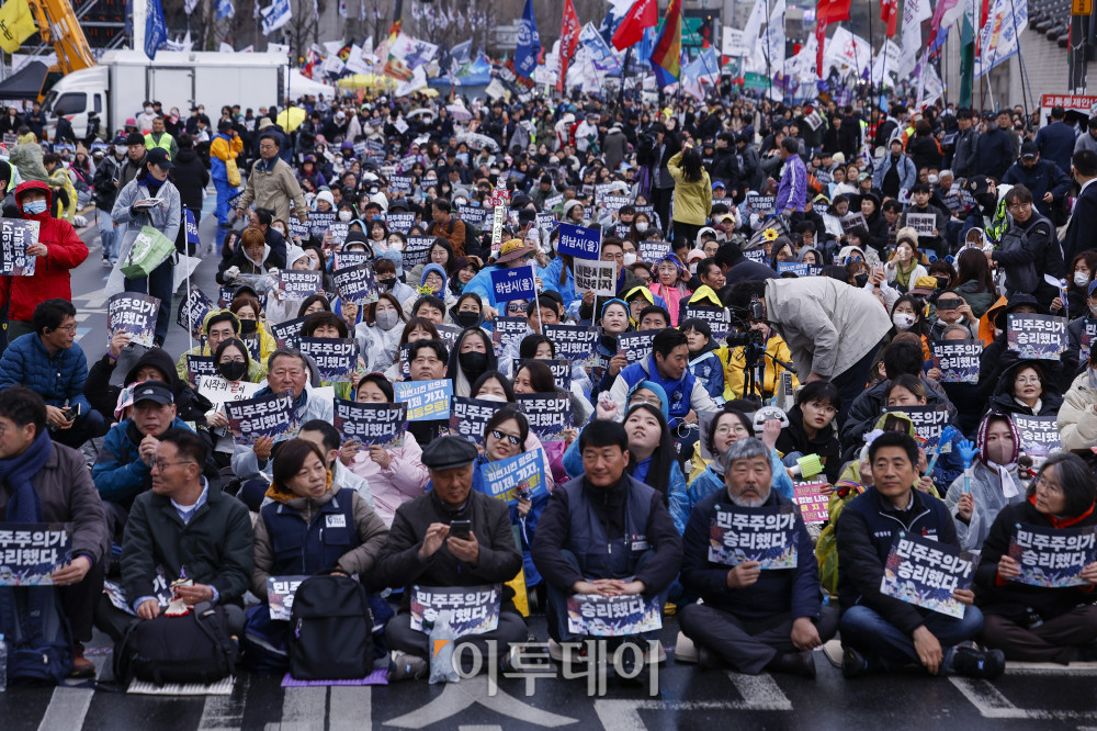 ▲헌법재판소의 윤석열 전 대통령에 대한 파면 선고 이후 첫 주말인 5일 서울 종로구 경복궁 동십자각 앞에서 열린 윤석열 즉각 퇴진 사회대개혁 18차 범시민 대행진에서 참가자들이 구호를 외치고 있다. 조현호 기자 hyunho@ (이투데이DB)