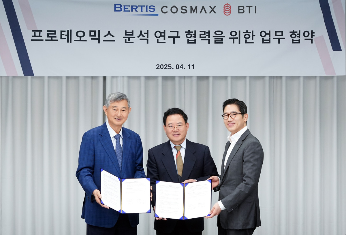 ▲11일 경기도 성남시 코스맥스 사옥에서 열린 업무 협약식에서 이경수(왼쪽부터) 코스맥스그룹 회장, 노동영 베르티스 공동 대표, 한승만 베르티스 공동 대표가 기념촬영을 하고 있다. (사진제공=코스맥스)