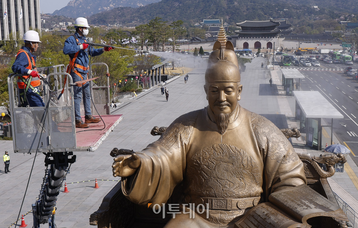 ▲서울시 관계자들이 15일 서울 종로구 광화문광장에서 세종대왕 동상을 세척하고 있다. 서울시는 이날부터 16일 오후 6시까지 이틀에 걸쳐 광화문광장 내 세종대왕 동상과 이순신 장군 동상 세척 작업을 실시한다. 조현호 기자 hyunho@