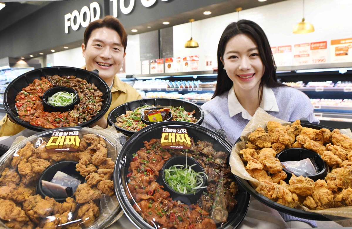 ▲모델들이 15일 서울 등촌동 ‘홈플러스 메가 푸드 마켓 라이브 강서점’에서 ‘대짜 1주년 기념 신메뉴 3종’을 소개하고 있다. (사진제공=홈플러스)