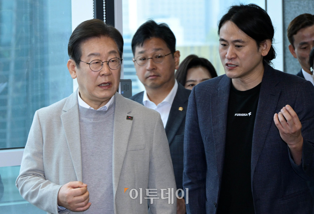 ▲이재명 더불어민주당 대선 예비후보가 14일 서울 강남구 퓨리오사AI를 찾아 백준호 대표와 회사를 둘러보고 있다. 사진=신태현 기자 holjjak@