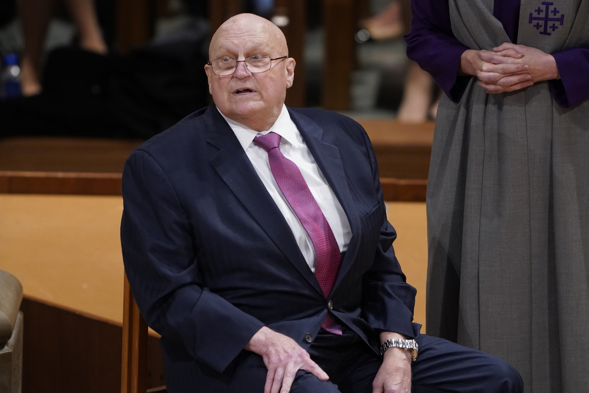 ▲2021년 11월 5일 미국 워싱턴 국립 대성당에서 열린 콜린 파월 전 국무장관의 장례식에서 리처드 아미티지 전 국무부 차관이 추도사를 한 후 경청하고 있다. AP뉴시스