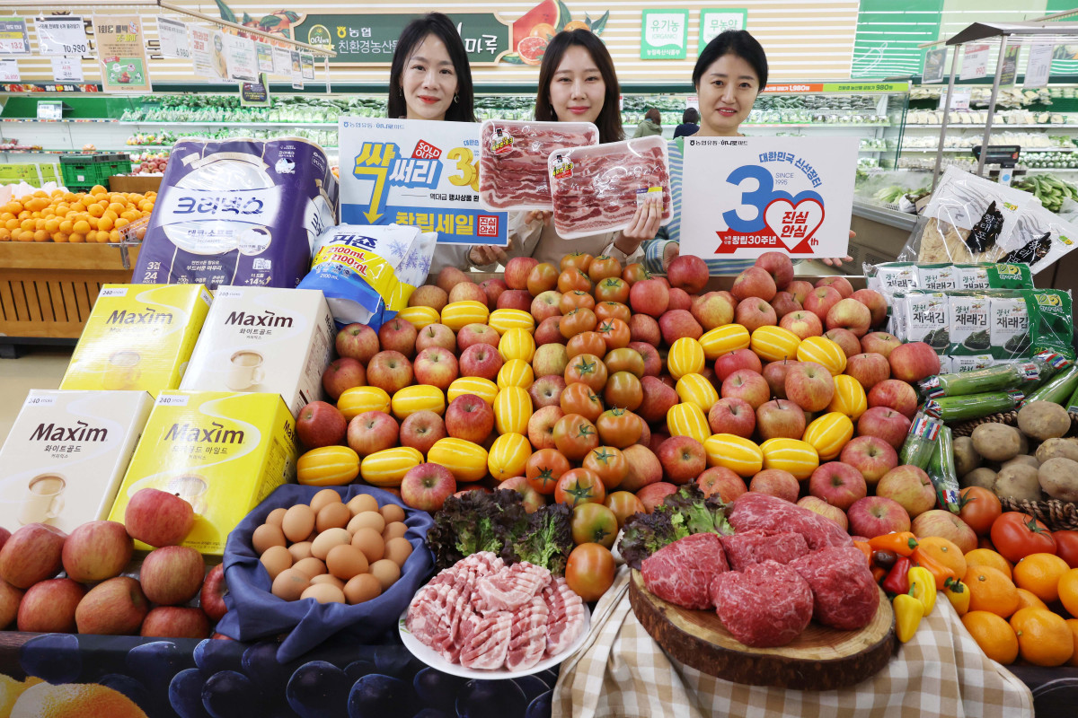 ▲농협유통이 15일 서울 서초구 하나로마트 양재점에서 창립 30주년 기념행사를 알리고 있다. 농협유통은 전국 38개 하나로마트에서 17일부터 내달 14일까지 농·축·수산물 등을 최대 50% 할인 판매한다. 경품·사은품 증정행사와 고객 참여 이벤트 등도 함께 준비됐다. 신태현 기자 holjjak@