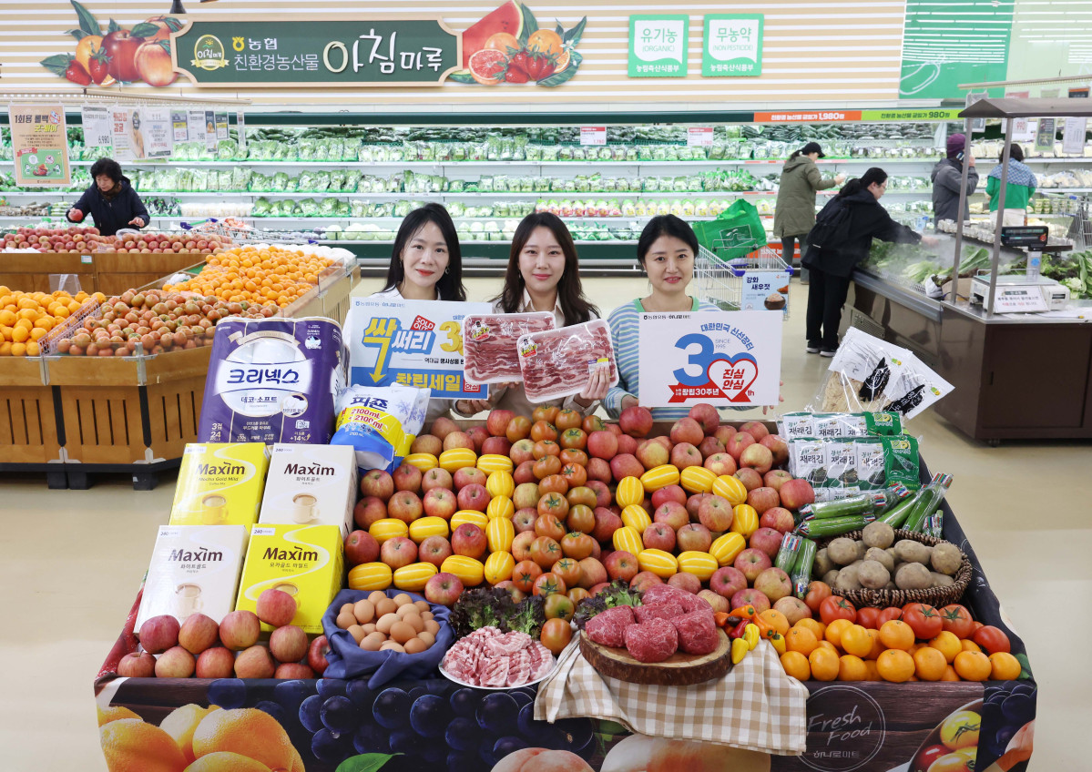 ▲농협유통이 15일 서울 서초구 하나로마트 양재점에서 창립 30주년 기념행사를 알리고 있다. 농협유통은 전국 38개 하나로마트에서 17일부터 내달 14일까지 농·축·수산물 등을 최대 50% 할인 판매한다. 경품·사은품 증정행사와 고객 참여 이벤트 등도 함께 준비됐다. 신태현 기자 holjjak@