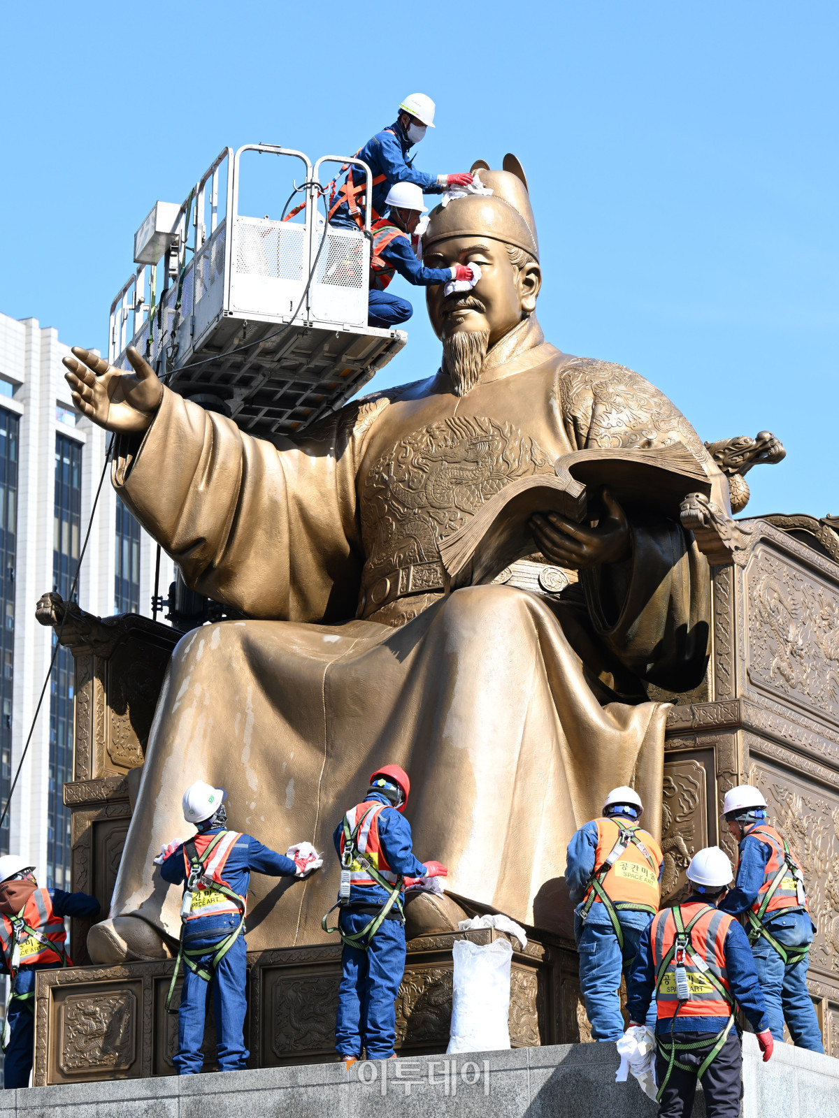 ▲서울시 관계자들이 15일 서울 종로구 광화문광장에서 세종대왕 동상을 세척하고 있다. 서울시는 이날부터 16일까지 오후 6시까지 이틀에 걸쳐 광화문광장 내 세종대왕 동상과 이순신 장군 동상 세척 작업을 실시한다. 조현호 기자 hyunho@